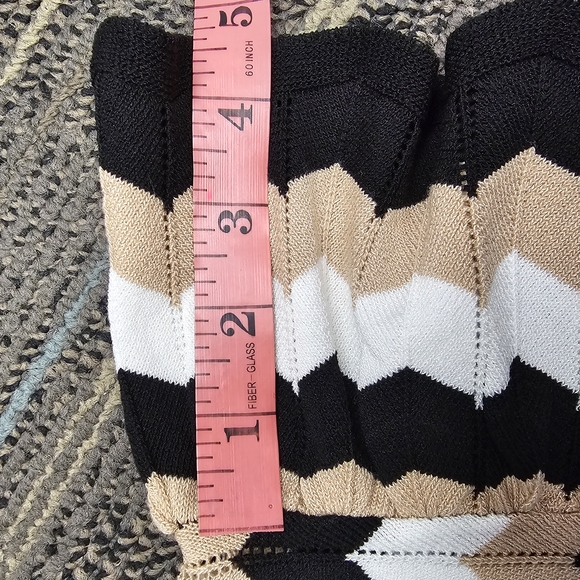 Adrianna Papell‎ Black and White Graphic V- Neck Blouse - Picture 8 of 10